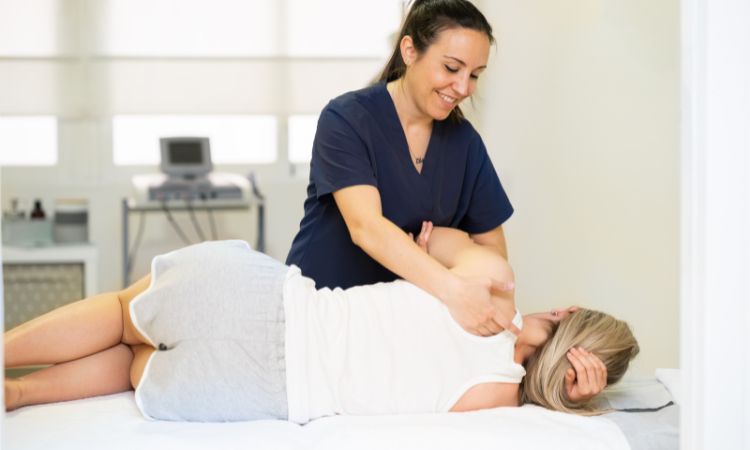 Descubre qué hace un quiromasajista, sus diferencias con un fisioterapeuta, qué estudios tiene y la diferencia del masaje y quiromasaje.